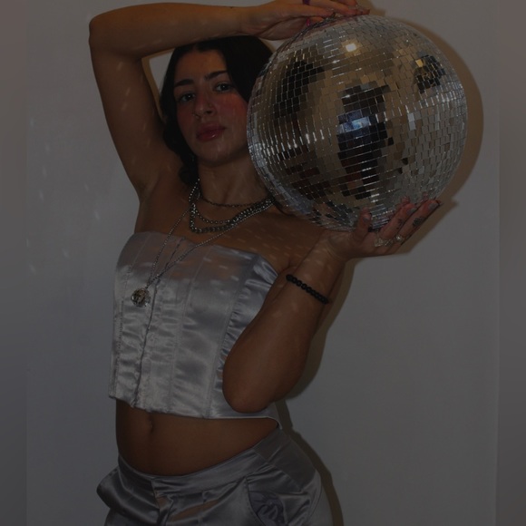 Hi! Names Sahar 🌙 I love fashion and reselling my styles! Send me offers! ♥️ - Picture 5 of 14